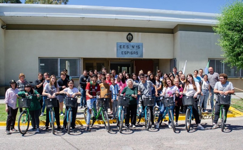 Entrega de bicicletas a estudiantes de Espigas y Santa Luisa